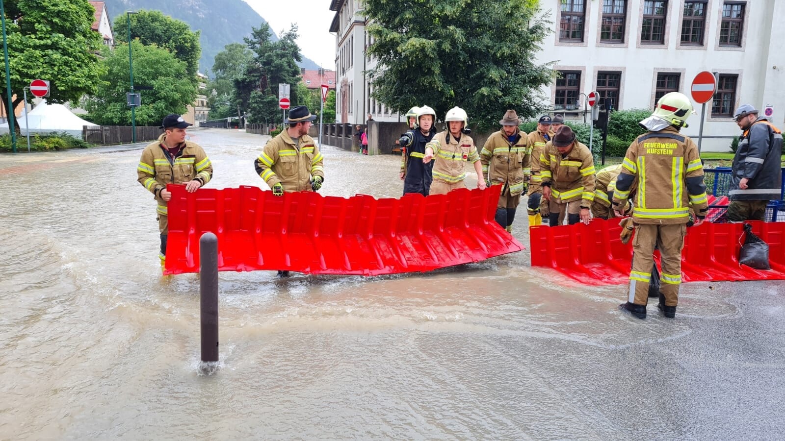 Kufstein Fire Fighters deploy NOAQ Boxwall NOAQ BOXWALL BW50 Success Story - Kufstein, Austria, July 2021 - WEB